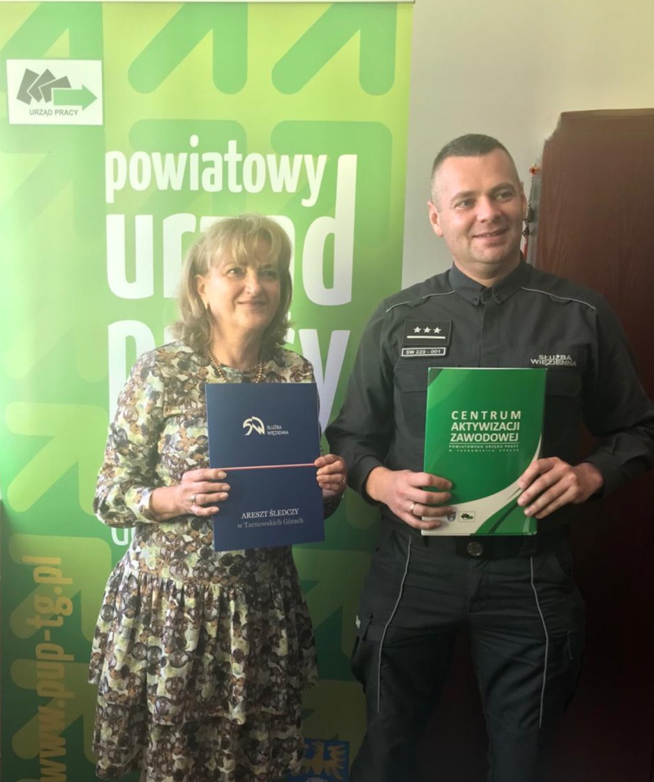 Dyrektorzy Powiatowego Urzędu Pracy oraz Aresztu Śledczego w Tarnowskich Górach po podpisaniu porozumienia